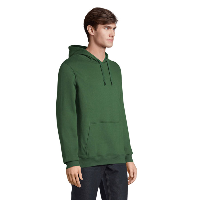 Homme portant un sweat à capuche vert