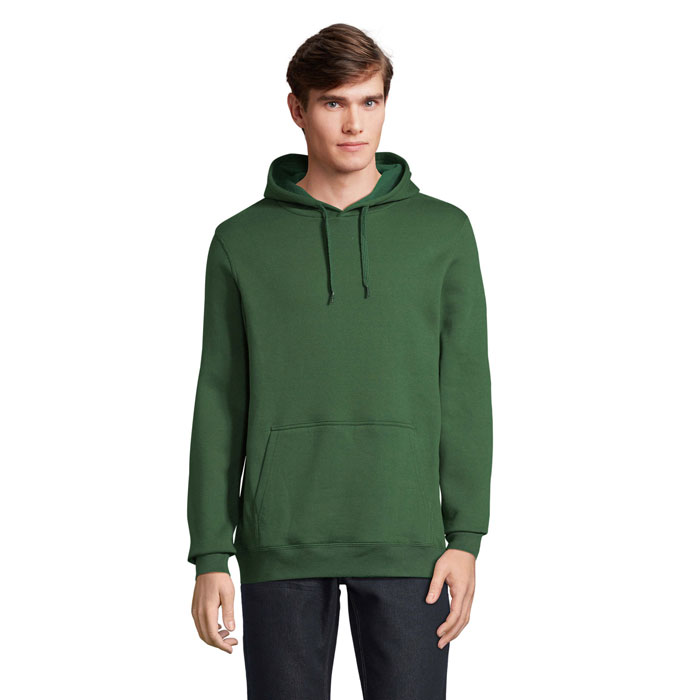 Homme portant un sweat à capuche vert