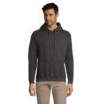 Homme portant sweat à capuche gris foncé