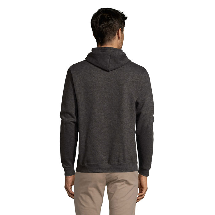 Homme portant sweat à capuche gris foncé, dos
