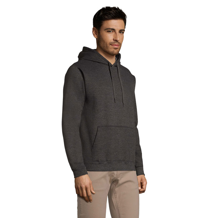 Homme portant un sweat à capuche gris foncé