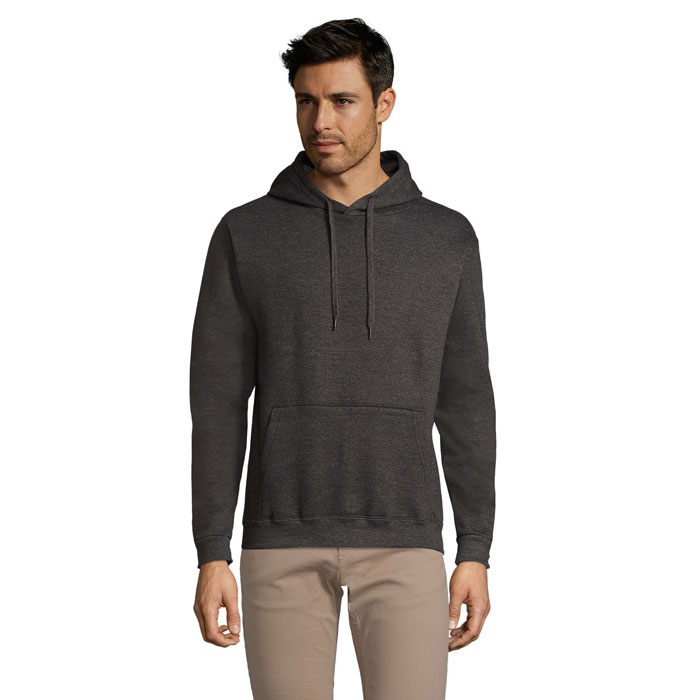 Homme portant sweat à capuche gris foncé