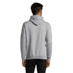 Homme portant un sweat à capuche gris