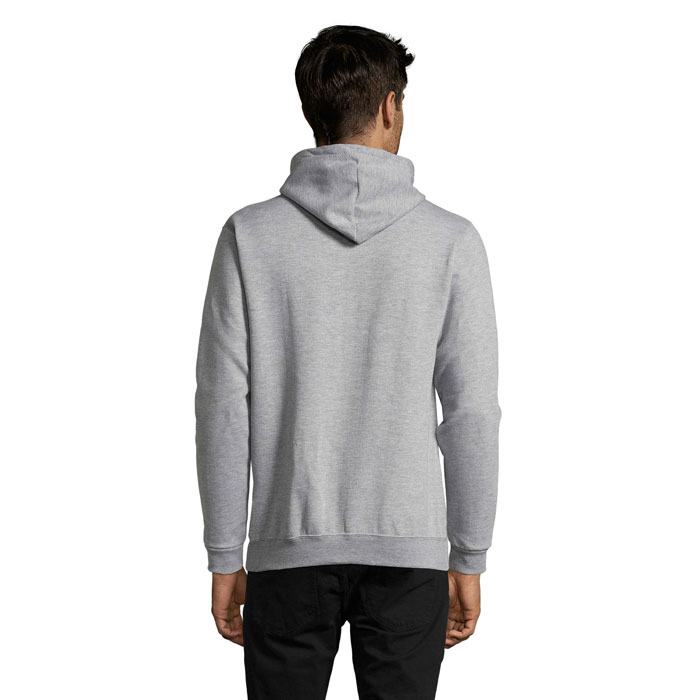 Homme portant un sweat à capuche gris