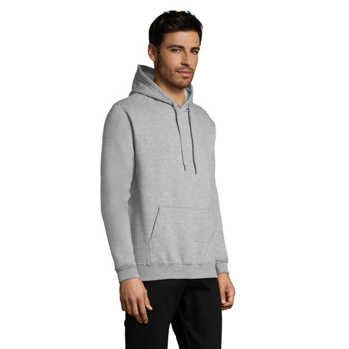 Homme portant un sweat à capuche gris