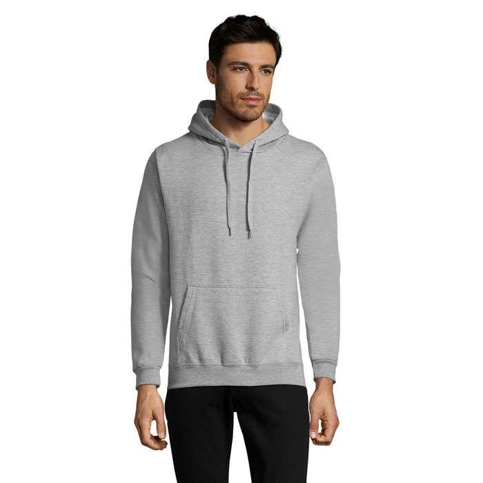 Homme portant un sweat à capuche gris