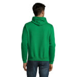 Homme de dos portant sweat vert