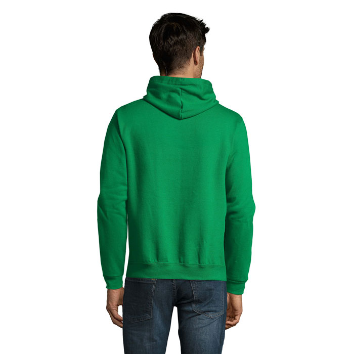 Homme de dos portant sweat vert
