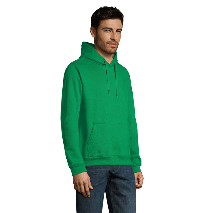 Homme portant un sweat à capuche vert