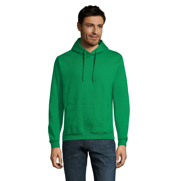 Homme portant un sweat à capuche vert