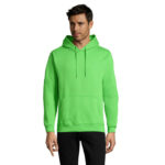 Homme portant un sweat à capuche vert