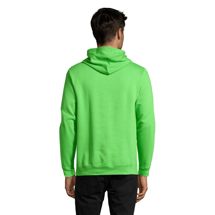 Homme portant un sweat à capuche vert vif