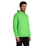 Homme portant un sweat à capuche vert
