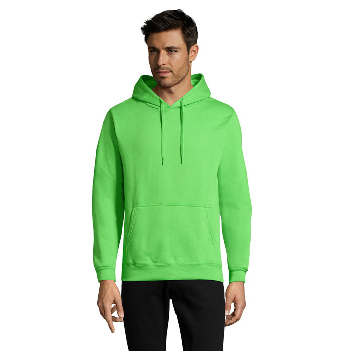 Homme portant un sweat à capuche vert