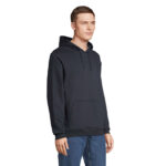 Homme portant un sweat à capuche noir