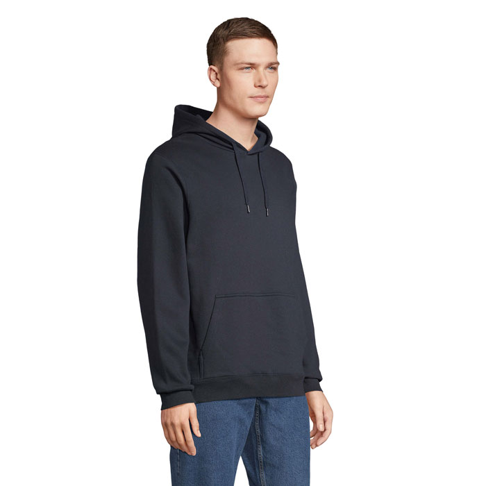 Homme portant un sweat à capuche noir