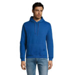 Homme portant un sweat à capuche bleu