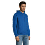 Homme portant un sweat à capuche bleu