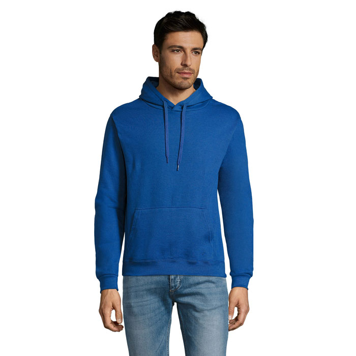 Homme portant un sweat à capuche bleu