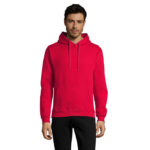 Homme portant un sweat à capuche rouge uni