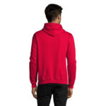 Homme de dos portant sweat à capuche rouge