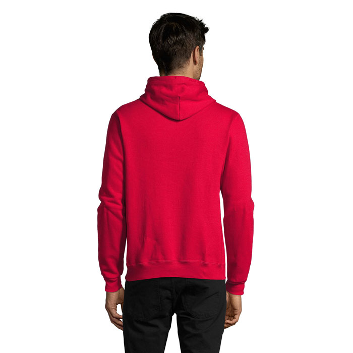 Homme de dos portant sweat à capuche rouge