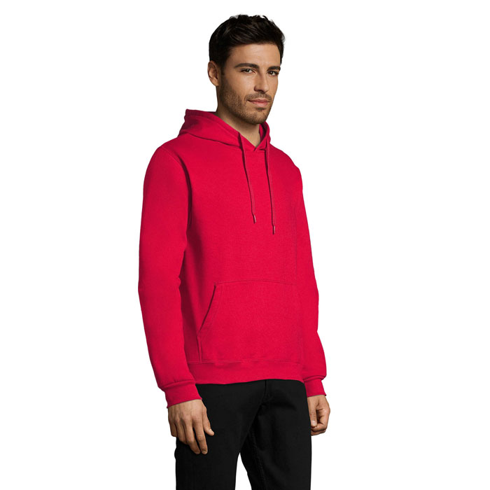Homme portant un sweat à capuche rouge