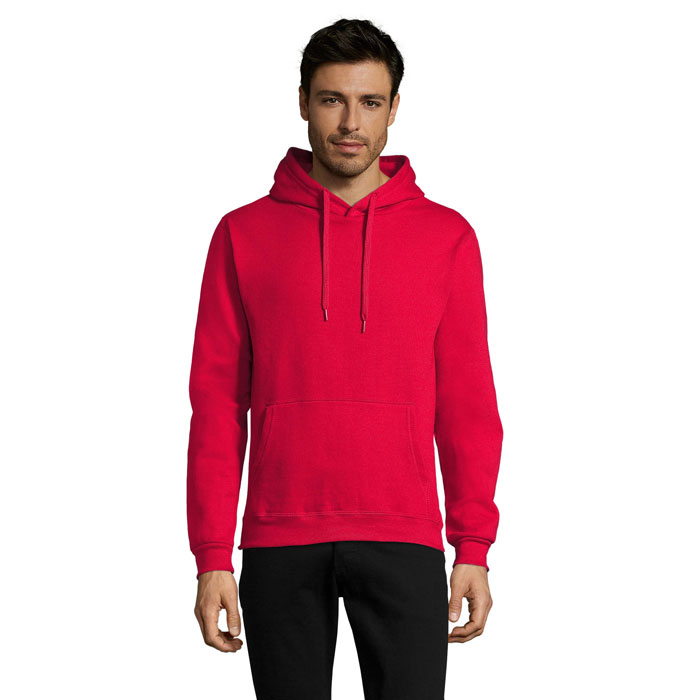 Homme portant un sweat à capuche rouge uni