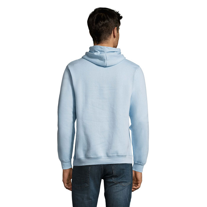 Homme de dos portant sweat à capuche bleu clair