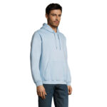 Homme portant un sweat à capuche bleu clair