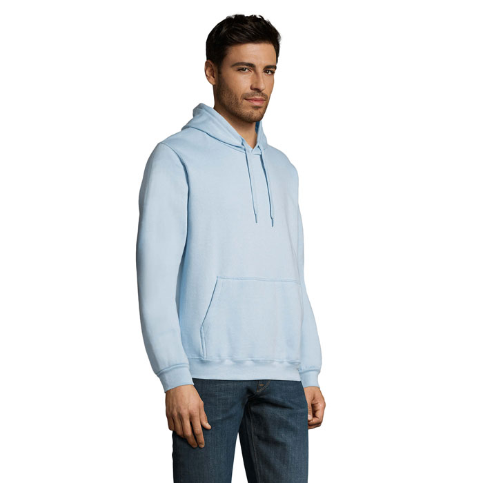 Homme portant un sweat à capuche bleu clair