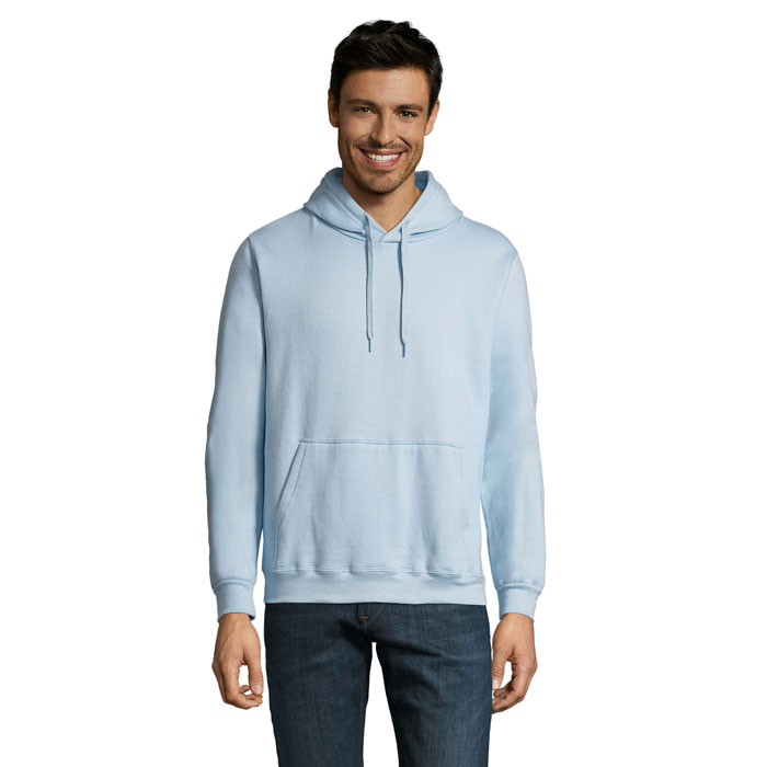Homme souriant portant un sweat à capuche bleu clair