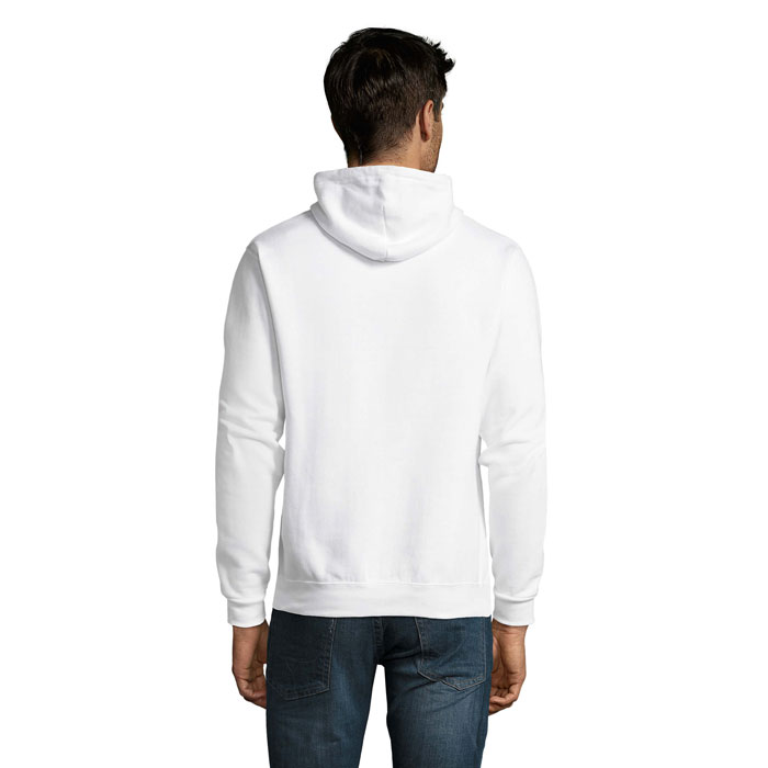 Homme de dos portant un sweat à capuche blanc