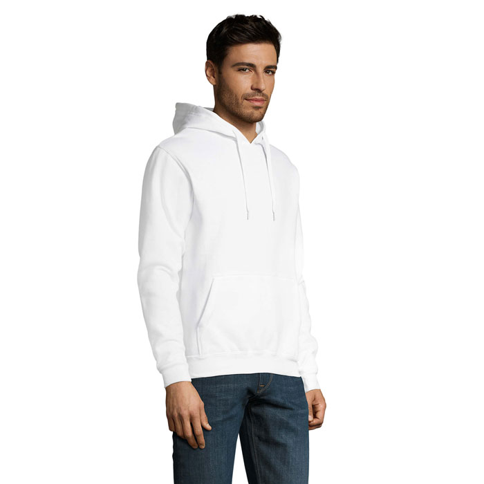 Homme portant un sweat à capuche blanc uni