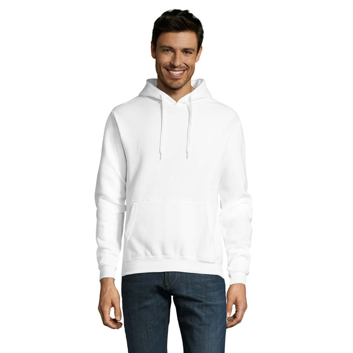 Homme souriant portant un sweat à capuche blanc