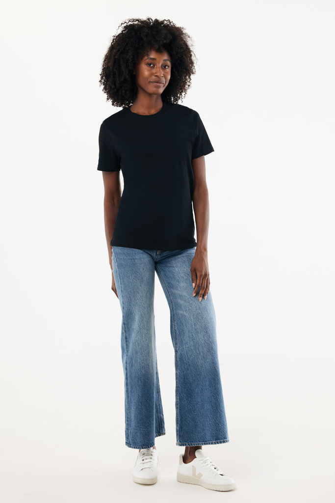 Femme portant t-shirt noir et jean large baskets blanches