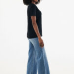 Femme en t-shirt noir et jean large