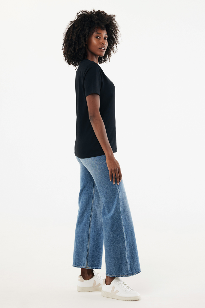 Femme en t-shirt noir et jean large