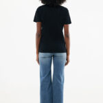 Femme de dos en t-shirt noir et jean