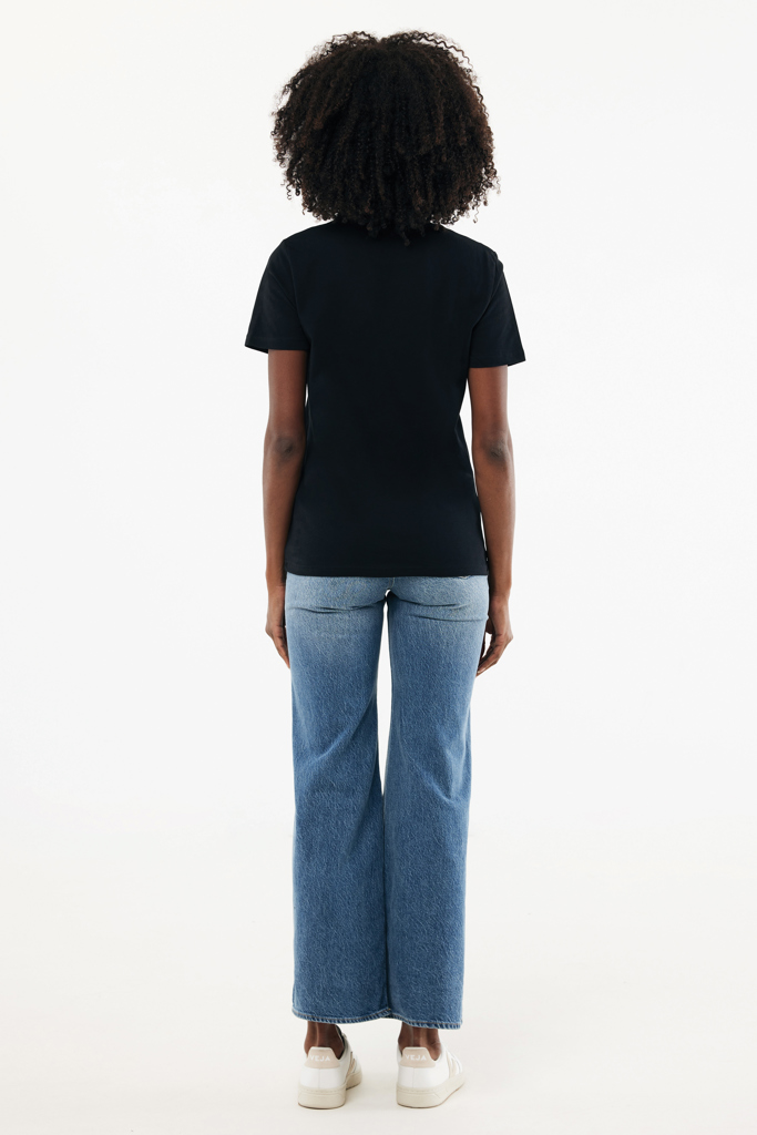 Femme de dos en t-shirt noir et jean
