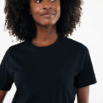 Femme souriante en t-shirt noir uni