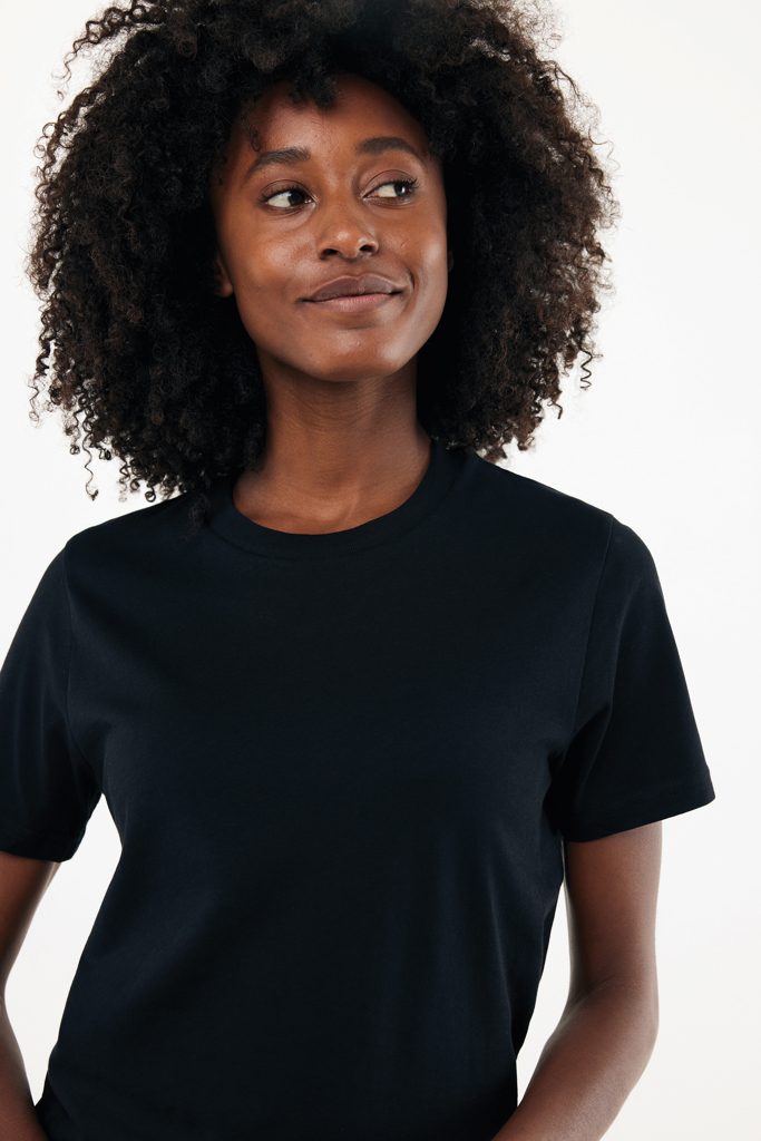 Femme souriante en t-shirt noir uni