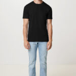 Homme en t-shirt noir et jean clair