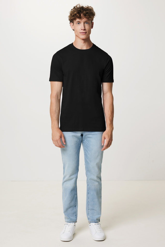Homme en t-shirt noir et jean clair