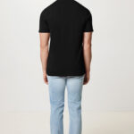 Homme de dos en t-shirt noir