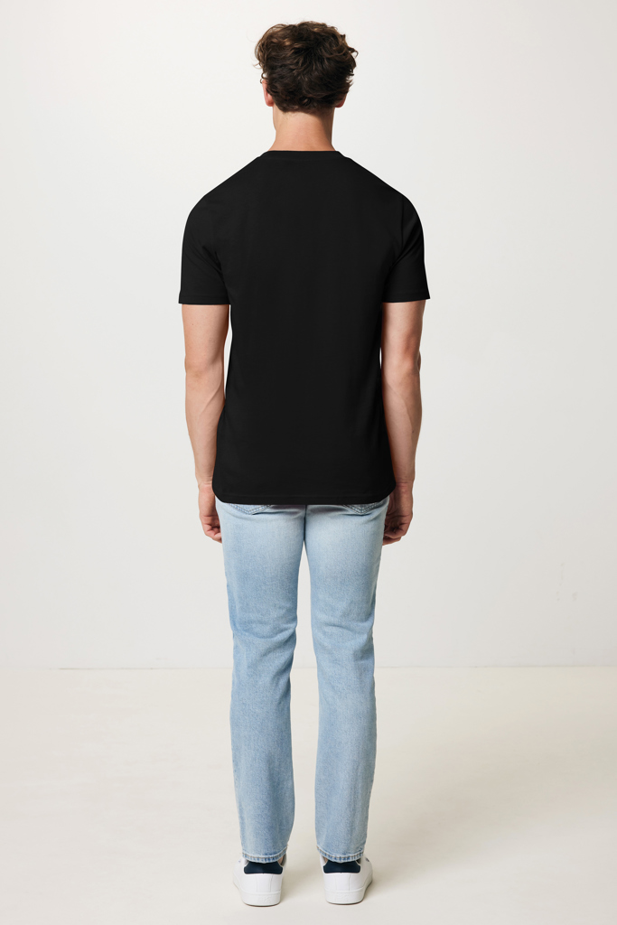 Homme de dos en t-shirt noir