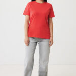 Femme portant t-shirt rouge et jean gris