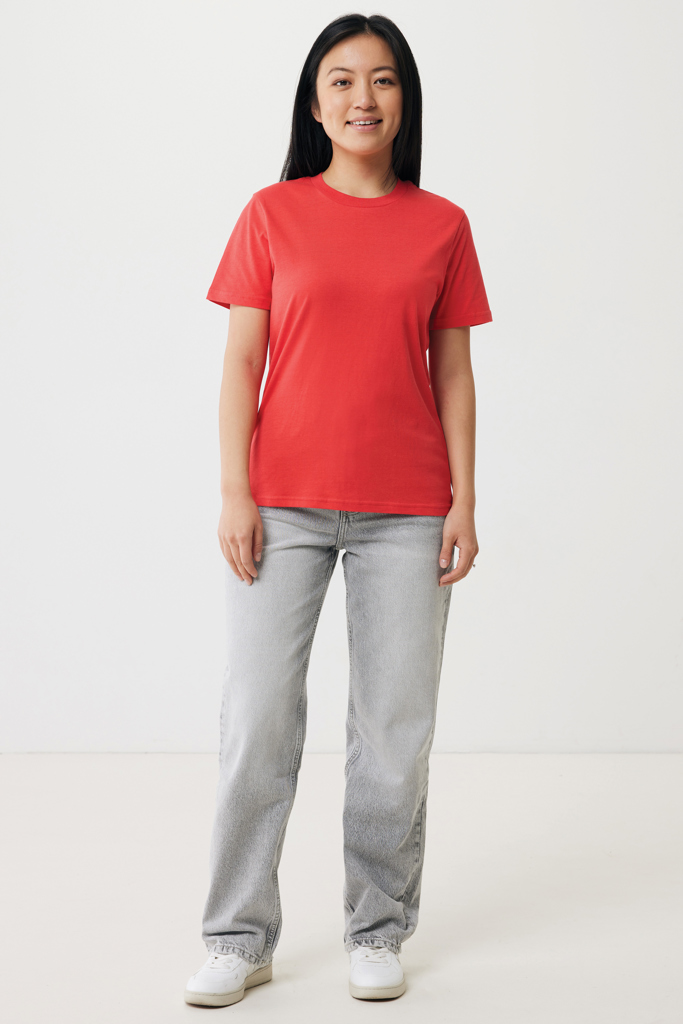 Femme portant t-shirt rouge et jean gris