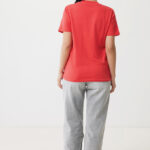Femme de dos en t-shirt rouge et pantalon gris