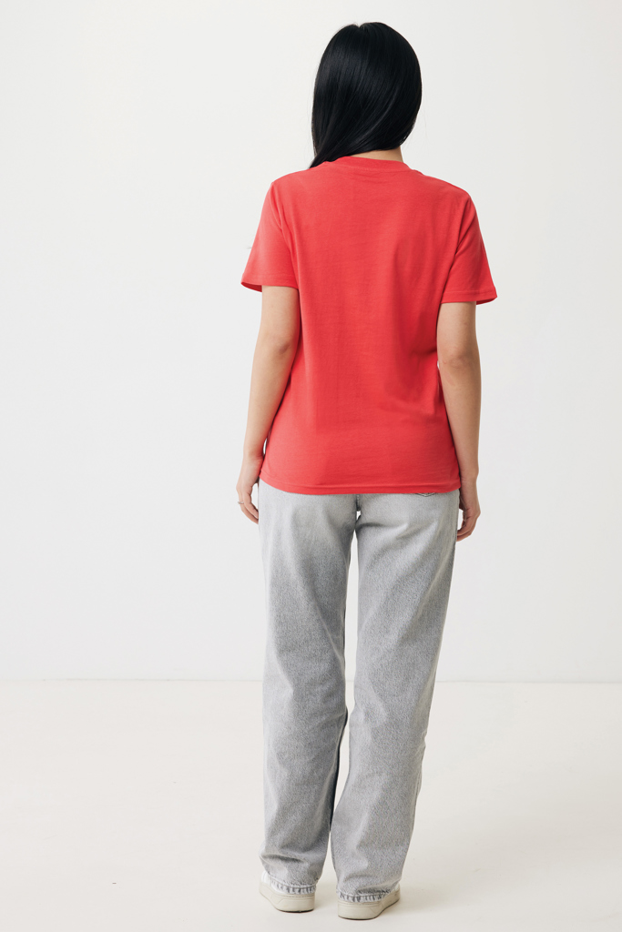 Femme de dos en t-shirt rouge et pantalon gris